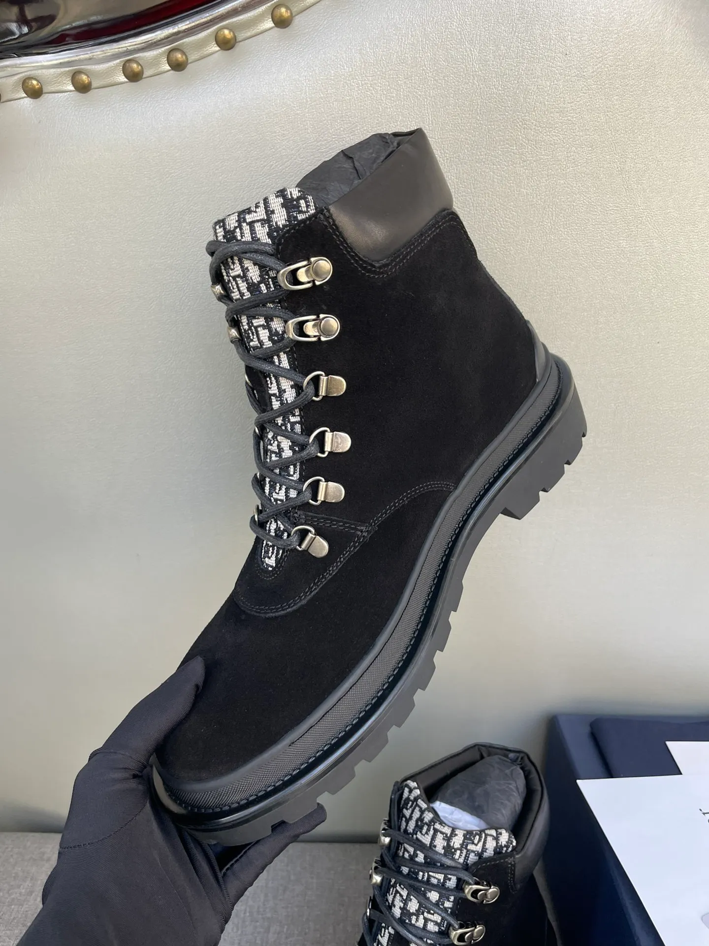 [DIOR] Top P: 1000💰 Number of yards: 39~44 (38.45 custom-made, non-refundable) Dior Dior~ Winter series, original 1:1 development Casual men's leather shoes Heavy investment, shoes and boots are made of imported cowhide + imported Dior special fabric Not easy to deform black cowhide lining Dior large hardware inlay Original TPU vacuum outsole, black cowhide Black open edge beads Military green suede Black suede Khaki suede leather is crafted by a large factory, and the perfect product is only prepared for you who know your taste! Any comparisons are welcome.